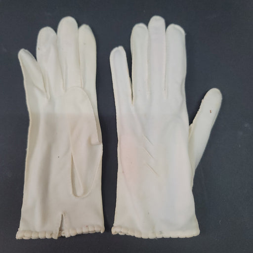 Vintage womens white formal cloth gloves prom wrist detail small/medium 1960s